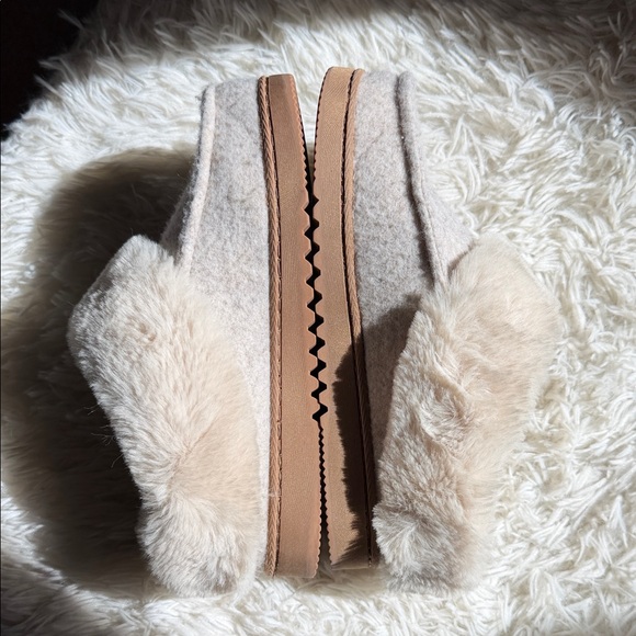 Dearfoams Cream and Tan Women's Size Small 5-6 Slippers - Picture 6 of 8